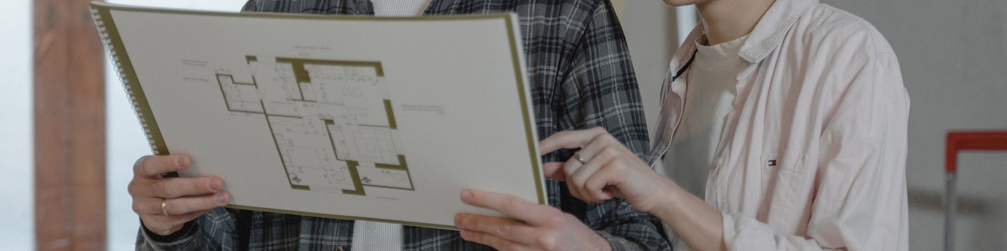 Man en vrouw houden een grote plattegrond in handen
