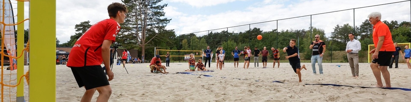 Jongeren die beachvolleyballen op sportpark Den Dries in Valkenswaard
