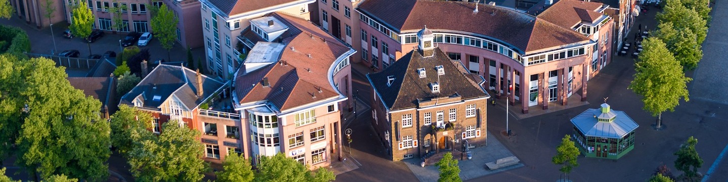 Gemeentehuis Valkenswaard in het avondzonnetje