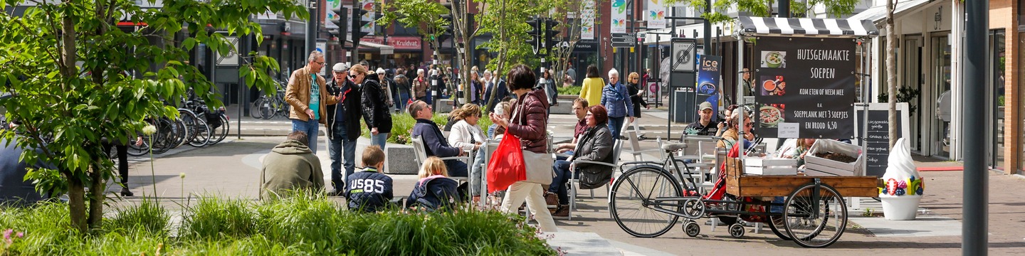 Beeld met mensen in de Corridor in het centrum van Valkenswaard
